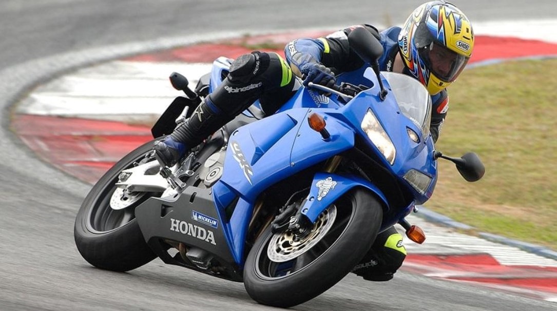 Moto en circuito con MICHELIN PILOT POWER 2CT